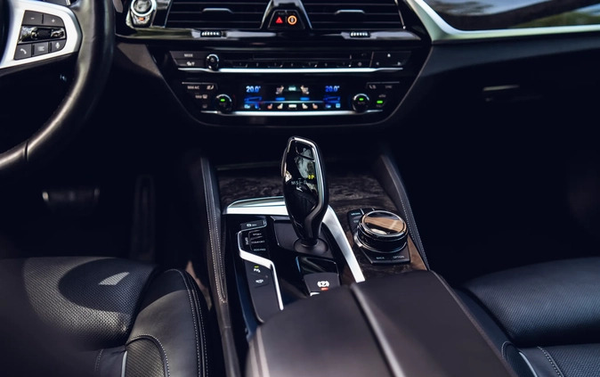 BMW Seria 5 cena 116590 przebieg: 134000, rok produkcji 2019 z Tychy małe 667